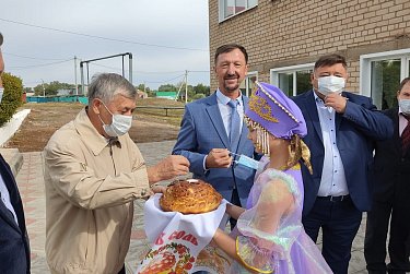 В Матвеевском районе открылась обновленная школа искусств